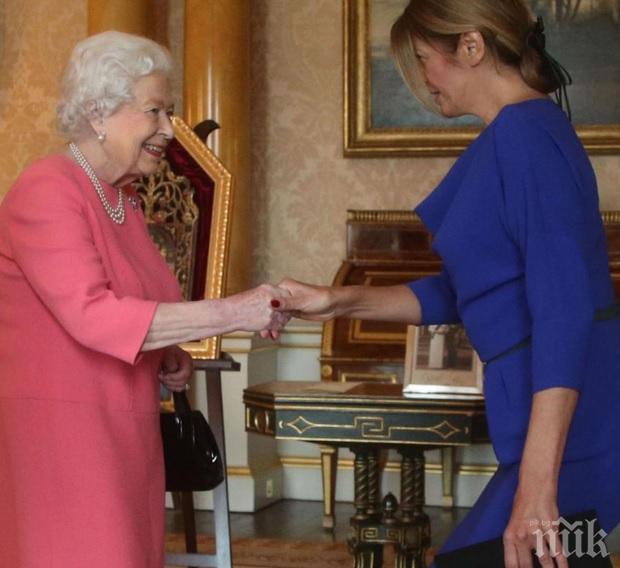 КРАЛСКИ ЕТИКЕТ: Деси Радева заслепи кралица Елизабет с ярък тоалет, приклекна в книксен! (СНИМКИ)