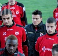 Нарочените за гонене шефове гледат тренировката на Стоичков с ЦСКА