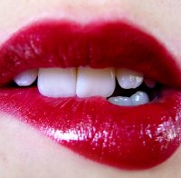 Тъмно червило – по-бели зъби