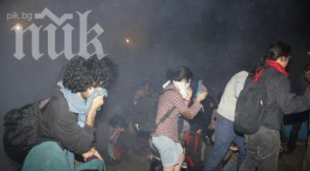 три нощта обстрелваха демонстранти сълзотворен газ истанбул