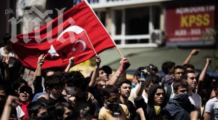 турската полиция арестува двама канадски репортери