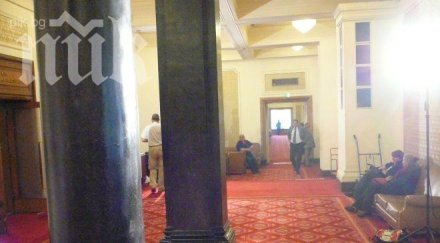 невиждано спокойствие парламента сидеров отсъства вече втори ден