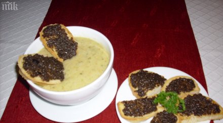 зеленчукова крем супа гарнирана препечени филийки овкусени домашна маслинова паста