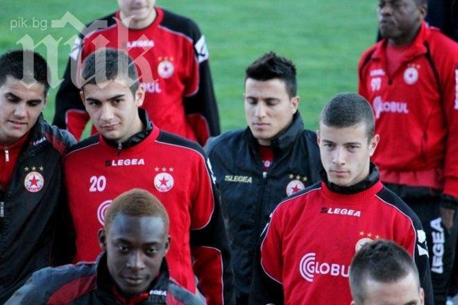 Нарочените за гонене шефове гледат тренировката на Стоичков с ЦСКА