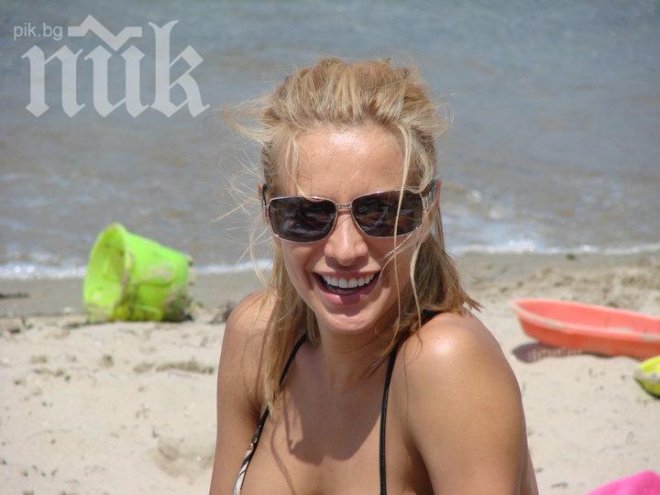 Сексапилната Яна Маринова танцува на пилон