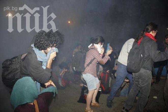 До три през нощта обстрелваха демонстранти със сълзотворен газ в Истанбул