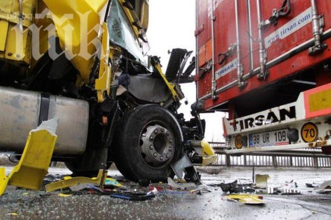 ТИР помля микробус на автомагистрала Тракия