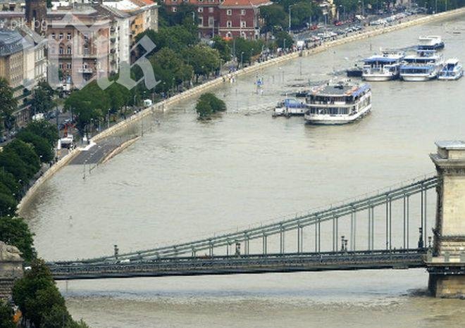 Дигите в Будапеща устояват на напора на Дунав