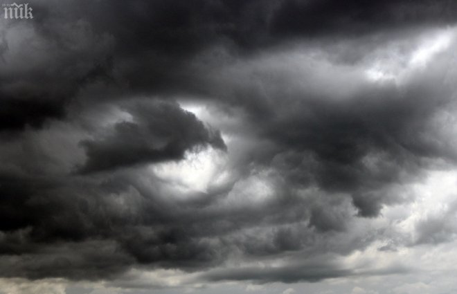 Пороен дъжд дави София