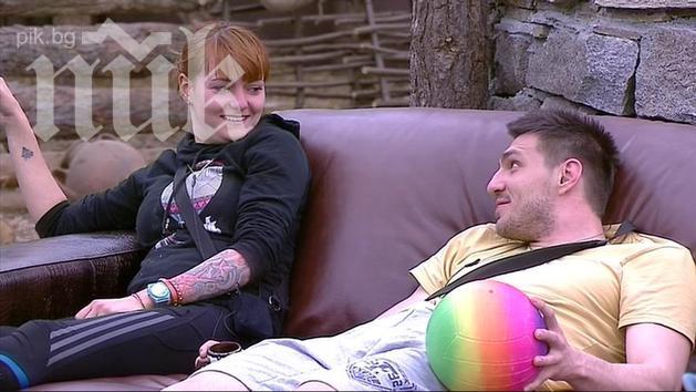 Певицата Рут напусна Къртицата