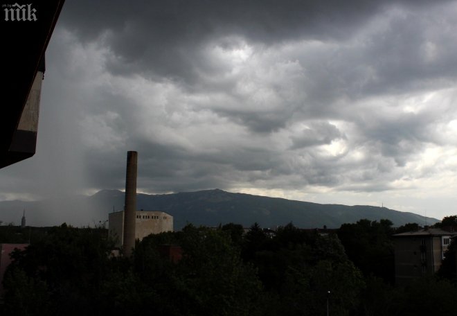 Страшен порой, примесен с градушка, в София