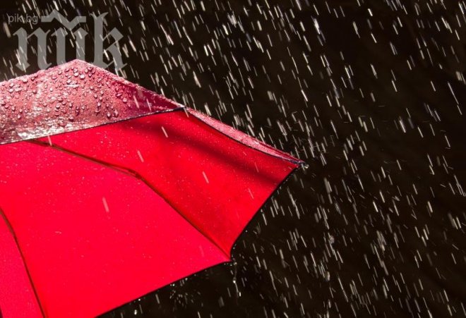 Валежите и гръмотевиците продължават