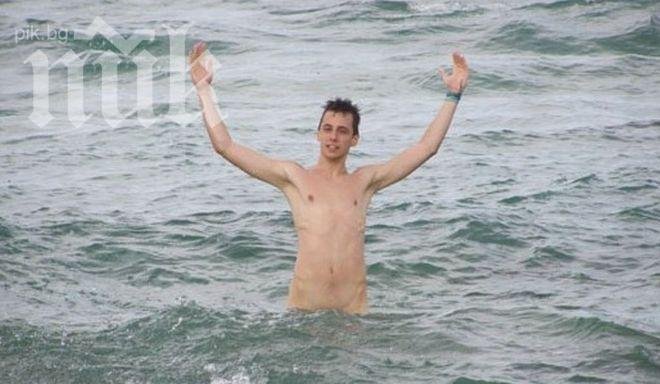 Бойко Кръстанов мляска гадже на морето, тя се дърпа