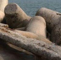 Свлачища теглят Варна към морето