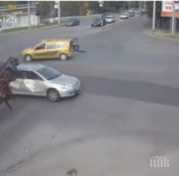 Каруци премазаха кола в Хасково
