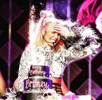 Бритни Спиърс заголи дупе - вижте с какви секси гащета пя в Тексас (СНИМКИ)