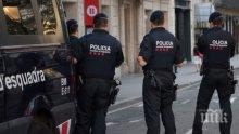 10 полицаи пострадаха при опит за бягство на мигранти от център в Испания