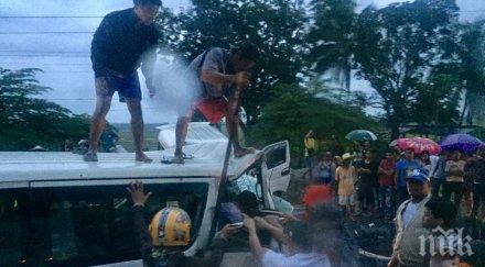 десетки загинали ранени катастрофа пакистан