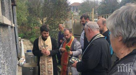 година страшното наводнение камено бургас църквата отслужи молебен снимки