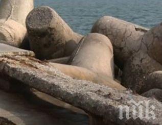 Свлачища теглят Варна към морето