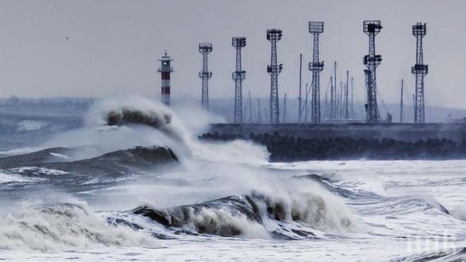Затвориха пристанището във Варна заради ураганен вятър