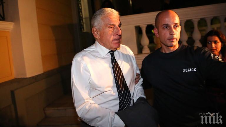 Разследват бивш гръцки министър за изпиране на 2,4 милиона евро
