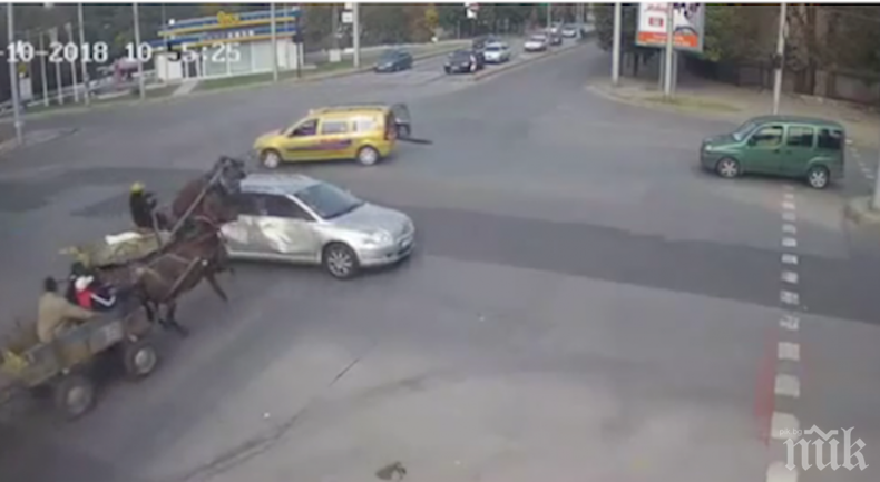 Каруци премазаха кола в Хасково
