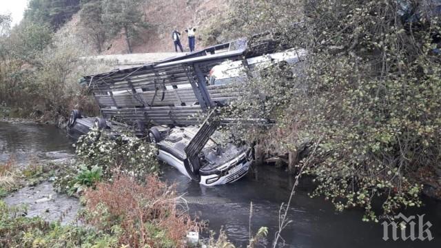 Автовоз се обърна в река край Разлог