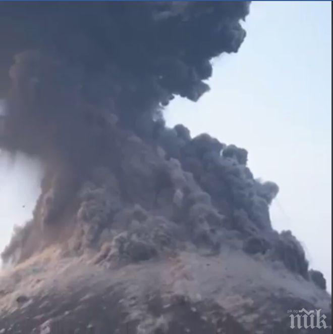 Вулканът Кракатау напомни за себе си, изригна със страшна мощ (ВИДЕО)