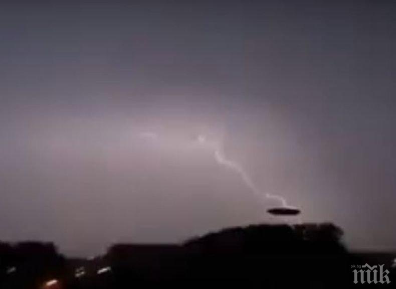 Мълния изпепели една от най-старите черкви в САЩ (ВИДЕО)