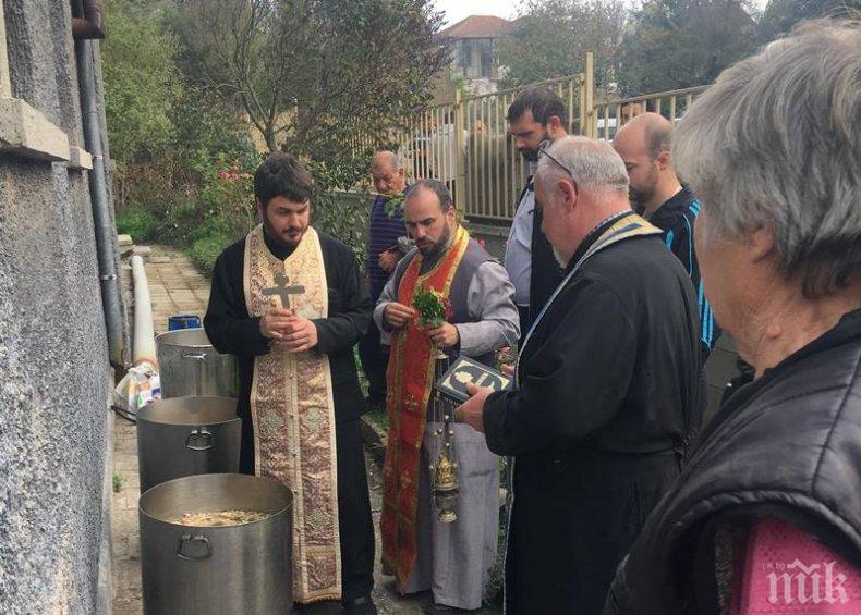 Година след страшното наводнение в Камено и Бургас църквата отслужи молебен (СНИМКИ)
