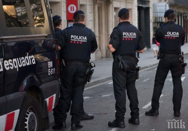 10 полицаи пострадаха при опит за бягство на мигранти от център в Испания