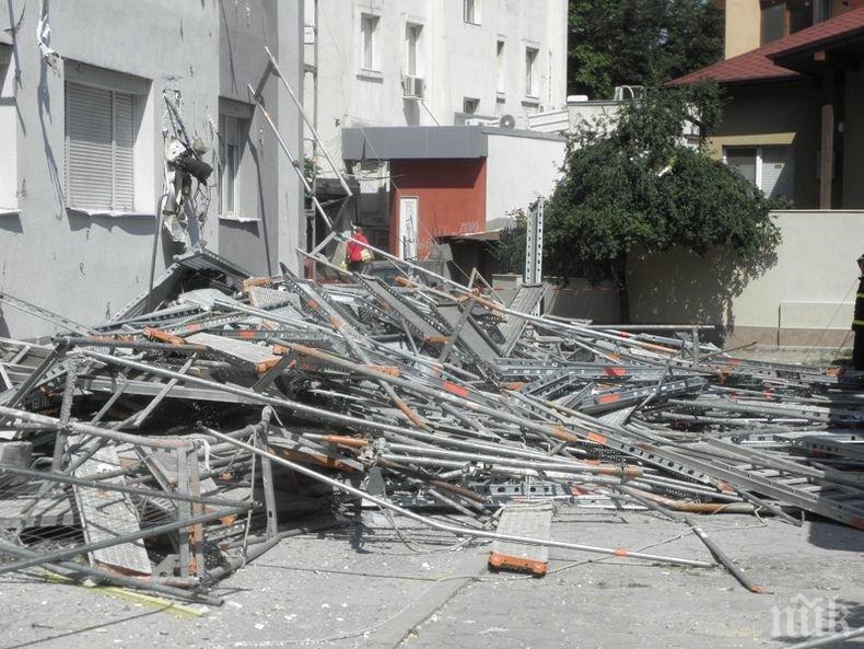 Строително скеле рухна, уби човек и рани друг