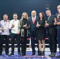Министър Кралев награди заслужили боксьори и треньори преди мача на Пулев и Фюри (СНИМКИ)