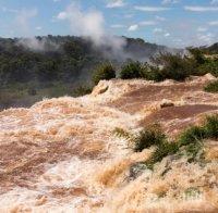 Ученически автобус беше отнесен от придошлите води в Йордания, най-малко 17 деца загинаха