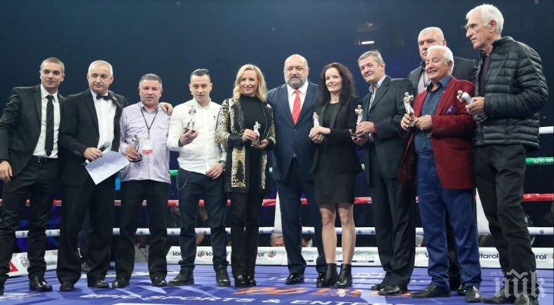 Министър Кралев награди заслужили боксьори и треньори преди мача на Пулев и Фюри (СНИМКИ)