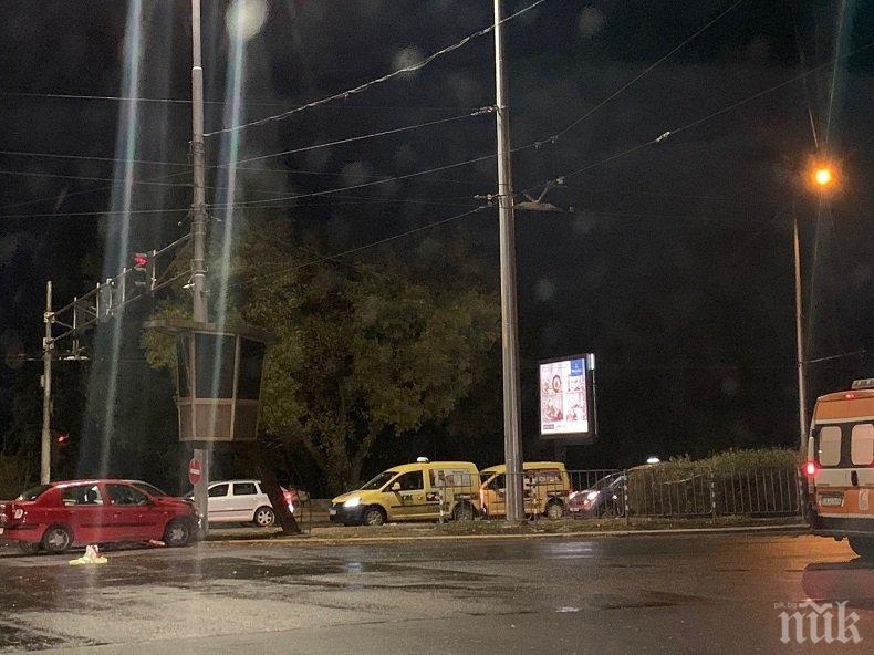 СИГНАЛ ДО ПИК: Две коли се натресоха по тъмно в София (СНИМКИ)