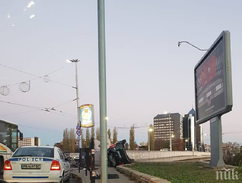КАСКАДА: Кола се обърна по таван в Пловдив (СНИМКИ)