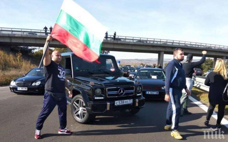 Мутри в мерцедеси с руски номера блокират Тракия и развяват българския флаг. Що за тъпизъм? Викайте пред Лукойл и Шел