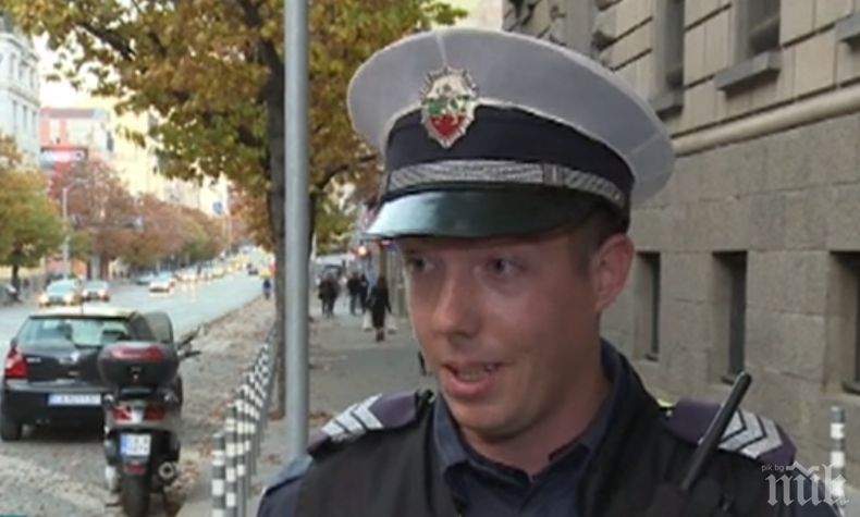 ЗА ПРИМЕР: Полицай напусна поста си, за да помогне на майка с деца