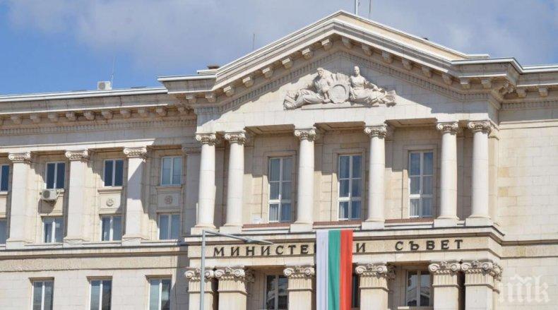 Правителството се събира извънредно в неделя