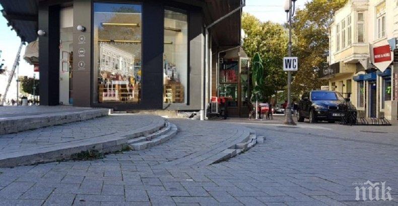 Разбити стълби спъват варненци в центъра