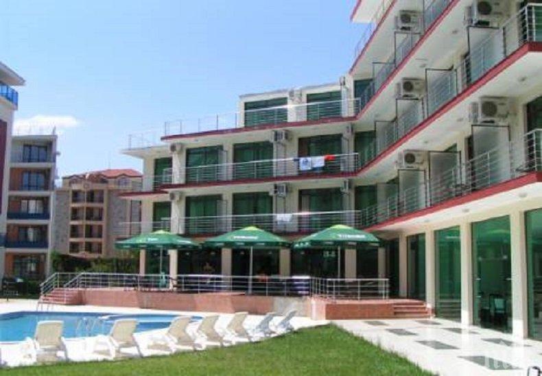 НАШЕНСКА РАБОТА: Има басейн, но е в съседния хотел