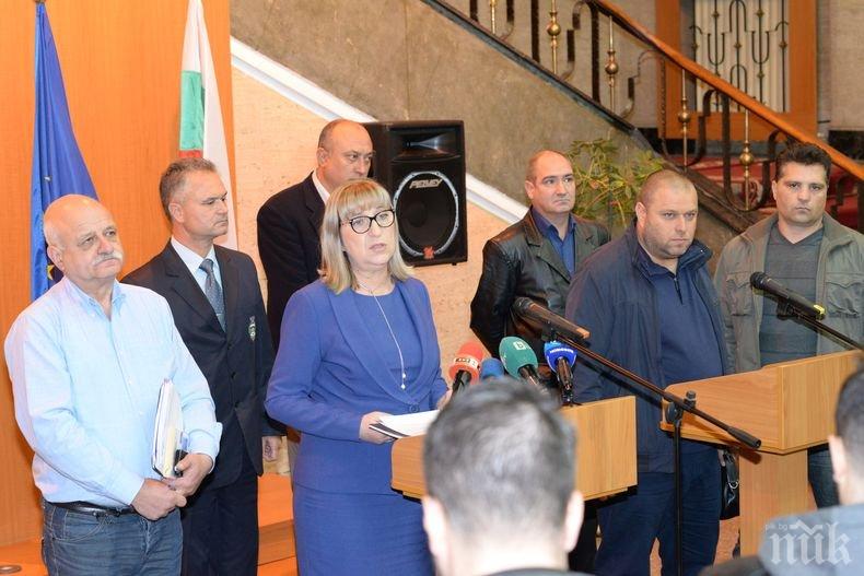 Министър Цачева договаря бюджета на министерство си със синдикати