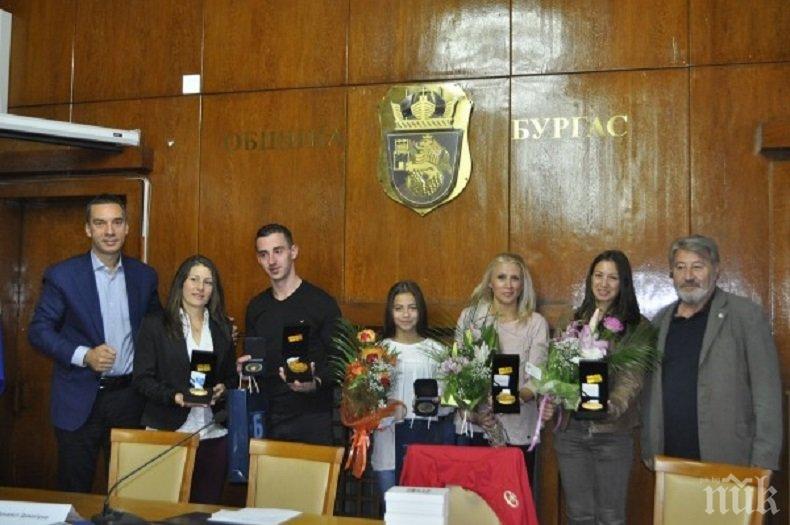 В Бургас наградиха с почетни плакети за олимпийските ни шампиони Мариела Костадинова и Панайот Димитров
