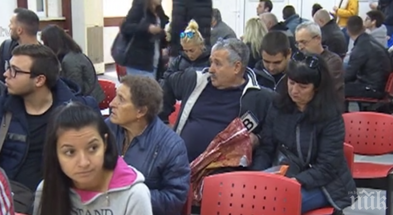 ВЪПРЕКИ НОВАТА СИСТЕМА: Отново дълги опашки в столичния КАТ