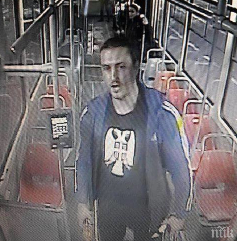 ШОК: Брутален маниак нападна момиче в трамвай и опита да го изнасили, пътниците само гледат (ВИДЕО)