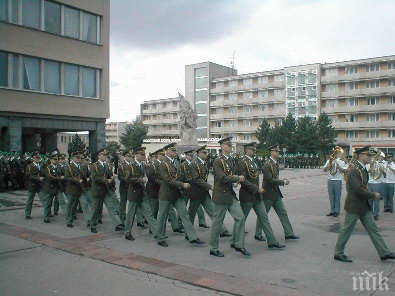 Чехите отбелязват 100-годишнината от създаването на държавата си с най-големия военен парад след комунистическата ера