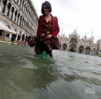 САМО В ПИК: Адът се отвори над Италия! Газят с гумени ботуши за пици във Венеция, на север е още по-страшно (УНИКАЛНИ ВИДЕОКЛИПОВЕ/СНИМКИ)