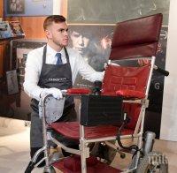 Обявиха на търг инвалидната количка и докторската дисертация на Хокинг
